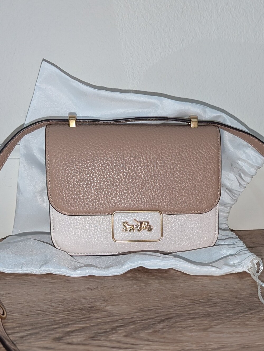 Coach Alie 18 Pebbled Leather Crossbody Taupe Chalk Horse Carriage Style4790 EUC